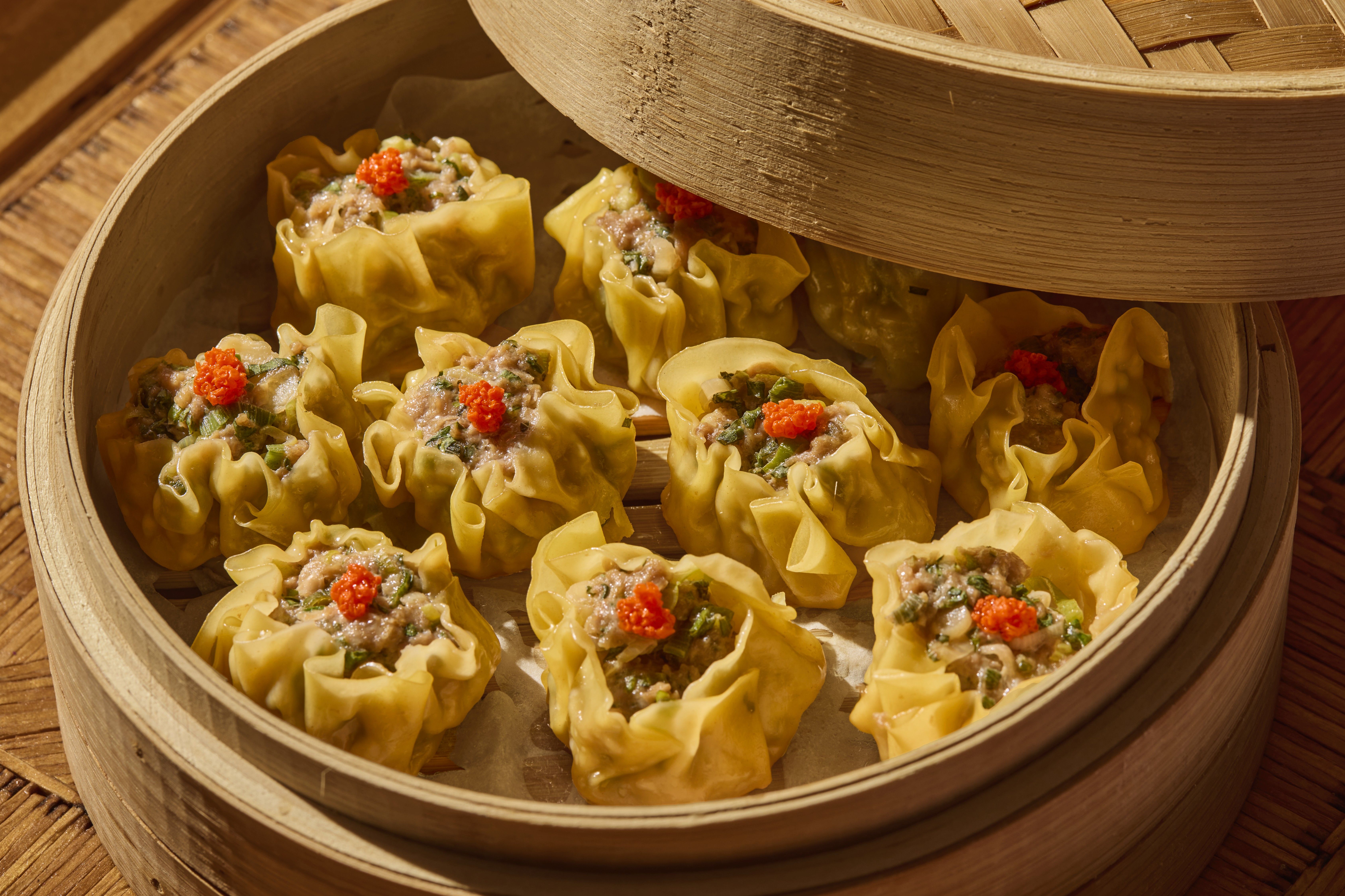 Dampet dumpling i en bambuskurv.