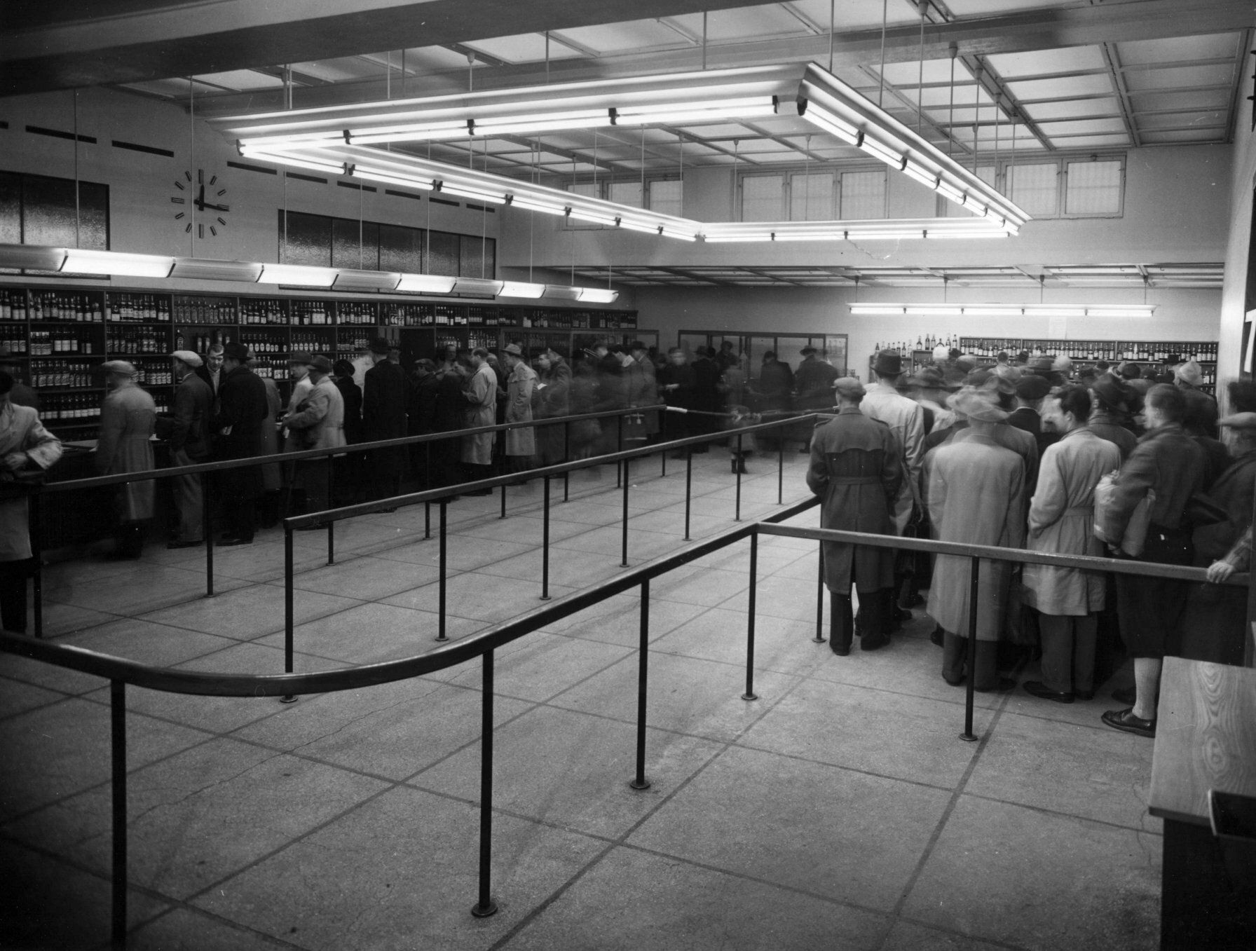 Kø inne i butikken i Storgata i 1953.