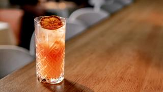 Ragna rickey servert i longdrinkglass, med tørket sitrusskive på toppen