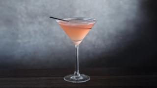 Ferdigblandet cocktail med vodka tranebærjus og grønn te.