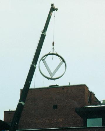 Bilde av at Vinmonopolet-logoen fjernes fra produksjonslokalet på Hasle i 1996.