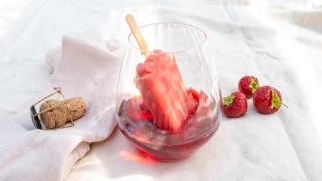 Ferdigblandet cocktail med rød ispinne oppi.