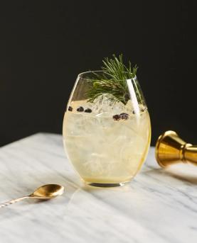 Gran & tonic servert med granskudd og einebær, i Old Fashion-glass