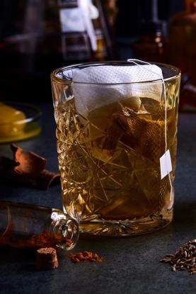 Ferdig blandet drink med akevitt i drinkglass.