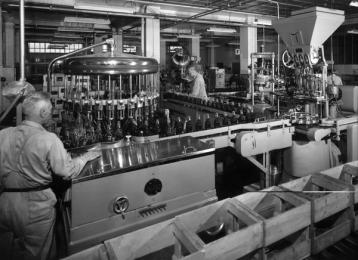 Bilde fra tapperiet på produksjonslokalet på Hasle i 1951.
