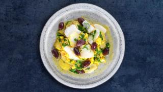 Tallerken med hvit bacalao med klippfisk oliven og egg.