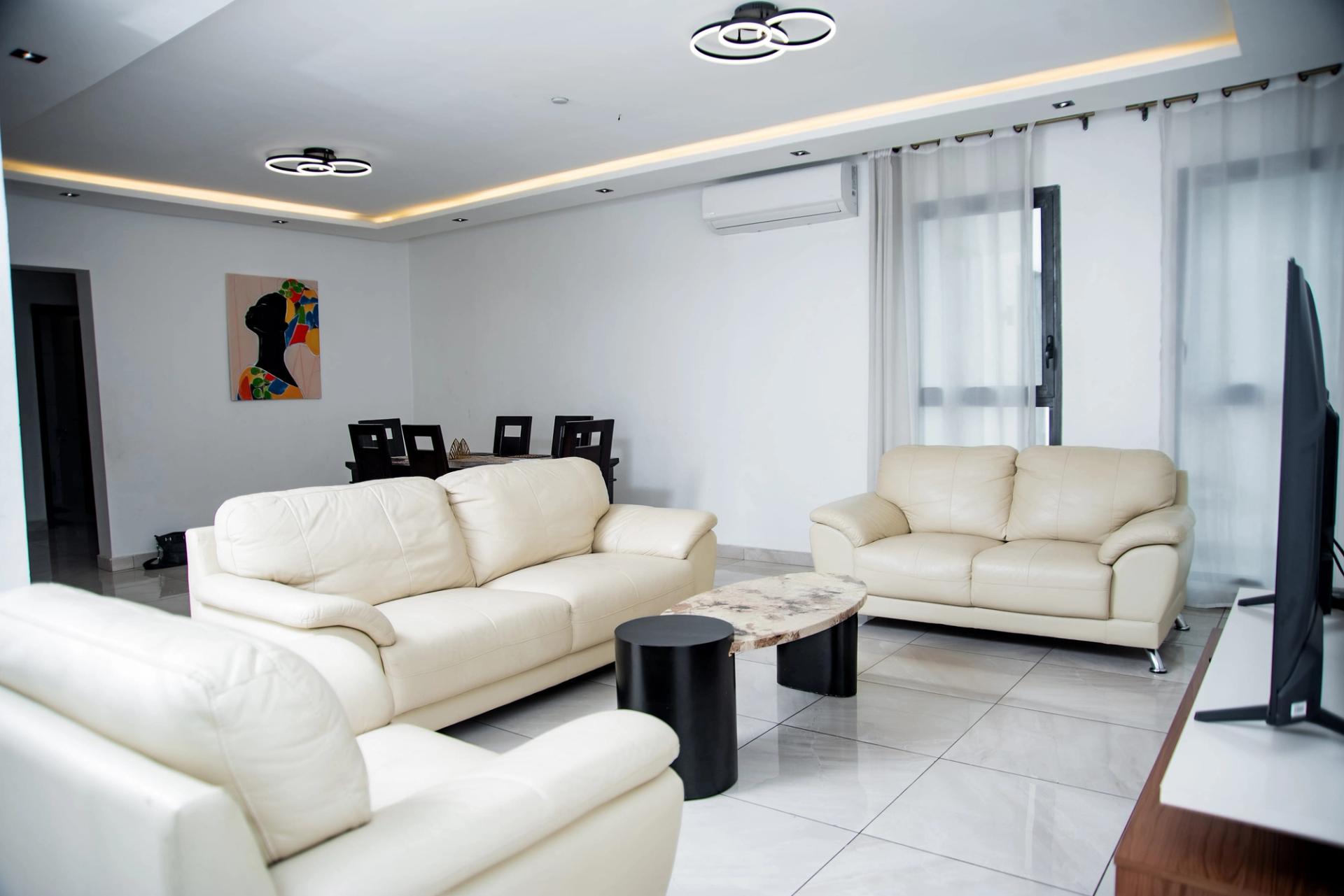 Appartement Bonapriso, appartement meublé, appartement 3 chambres, appartement piscine, appartement domotique, appartement parking sécurisé, appartement location Douala, appartement proche Energy Club Bonapriso.