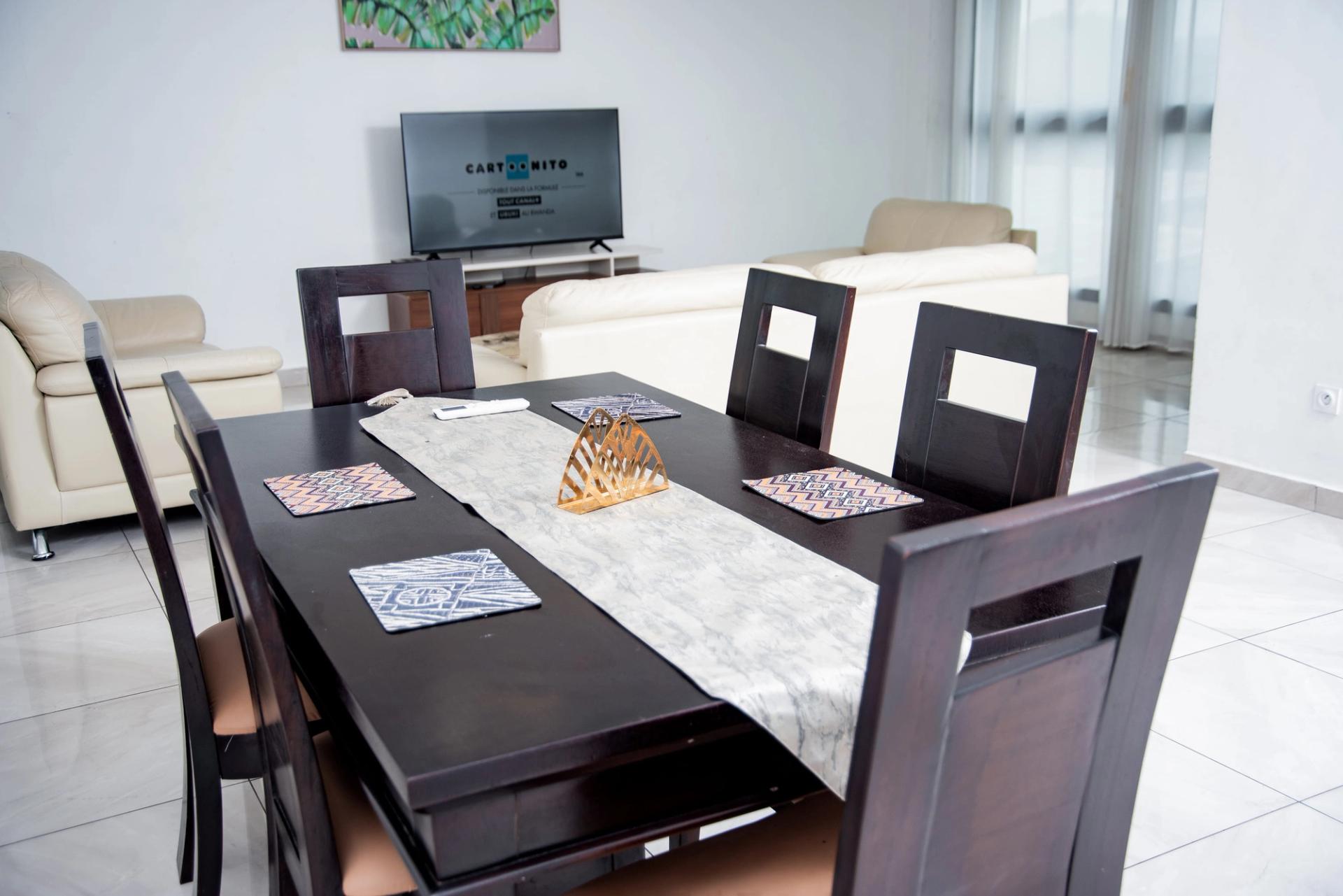 Appartement Bonapriso, appartement meublé, appartement 3 chambres, appartement piscine, appartement domotique, appartement parking sécurisé, appartement location Douala, appartement proche Energy Club Bonapriso.