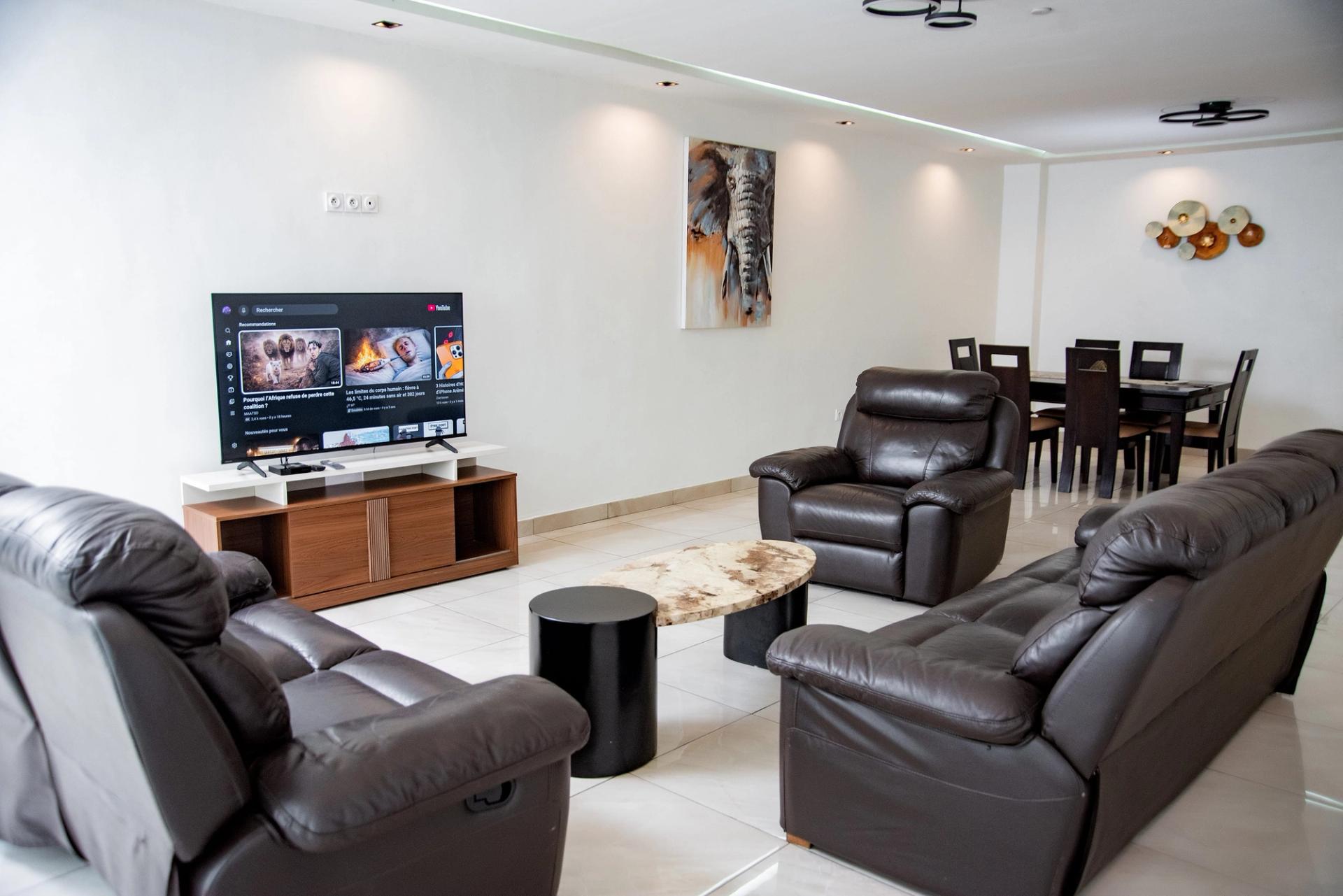 Appartement à louer Bonapriso, appartement meublé, appartement 3 chambres, appartement piscine, appartement domotique, appartement parking sécurisé, appartement location Douala, appartement proche Energy Club Bonapriso.