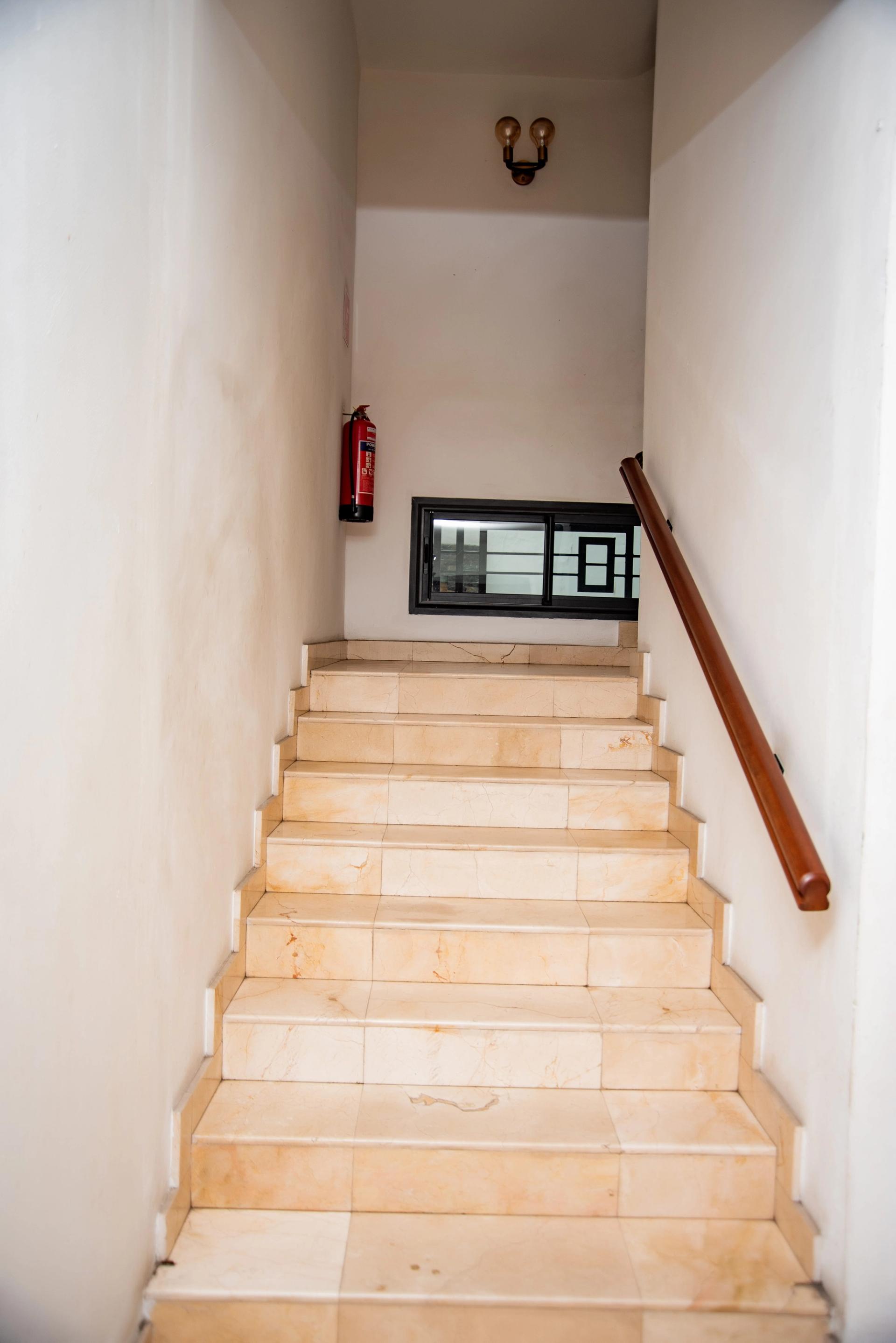 Appartement à louer Bonapriso, appartement meublé, appartement 3 chambres, appartement piscine, appartement domotique, appartement parking sécurisé, appartement location Douala, appartement proche Energy Club Bonapriso.