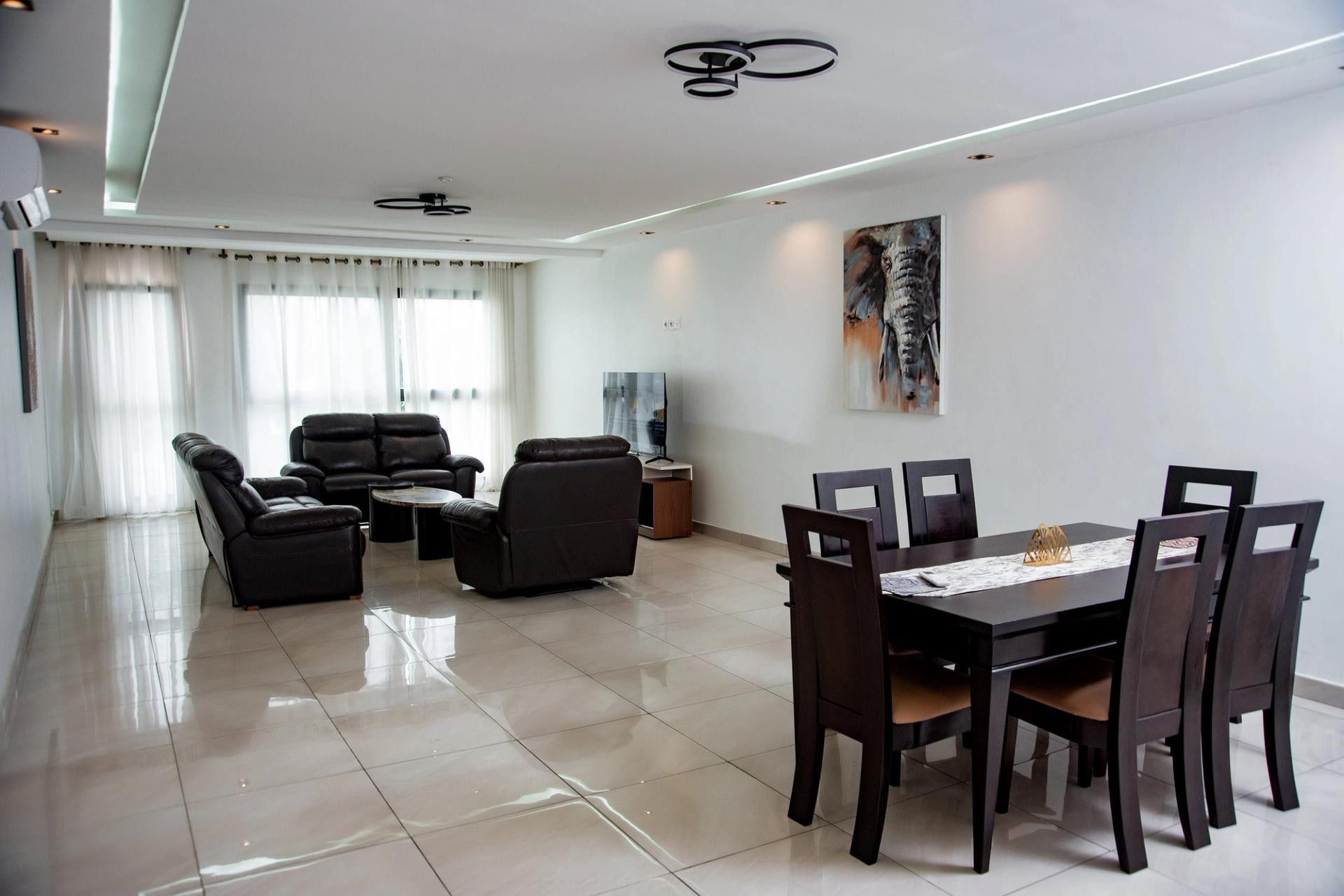 Bonapriso, appartement meublé, 3 chambres, piscine, domotique, parking sécurisé, location Douala, proche Energy Club.