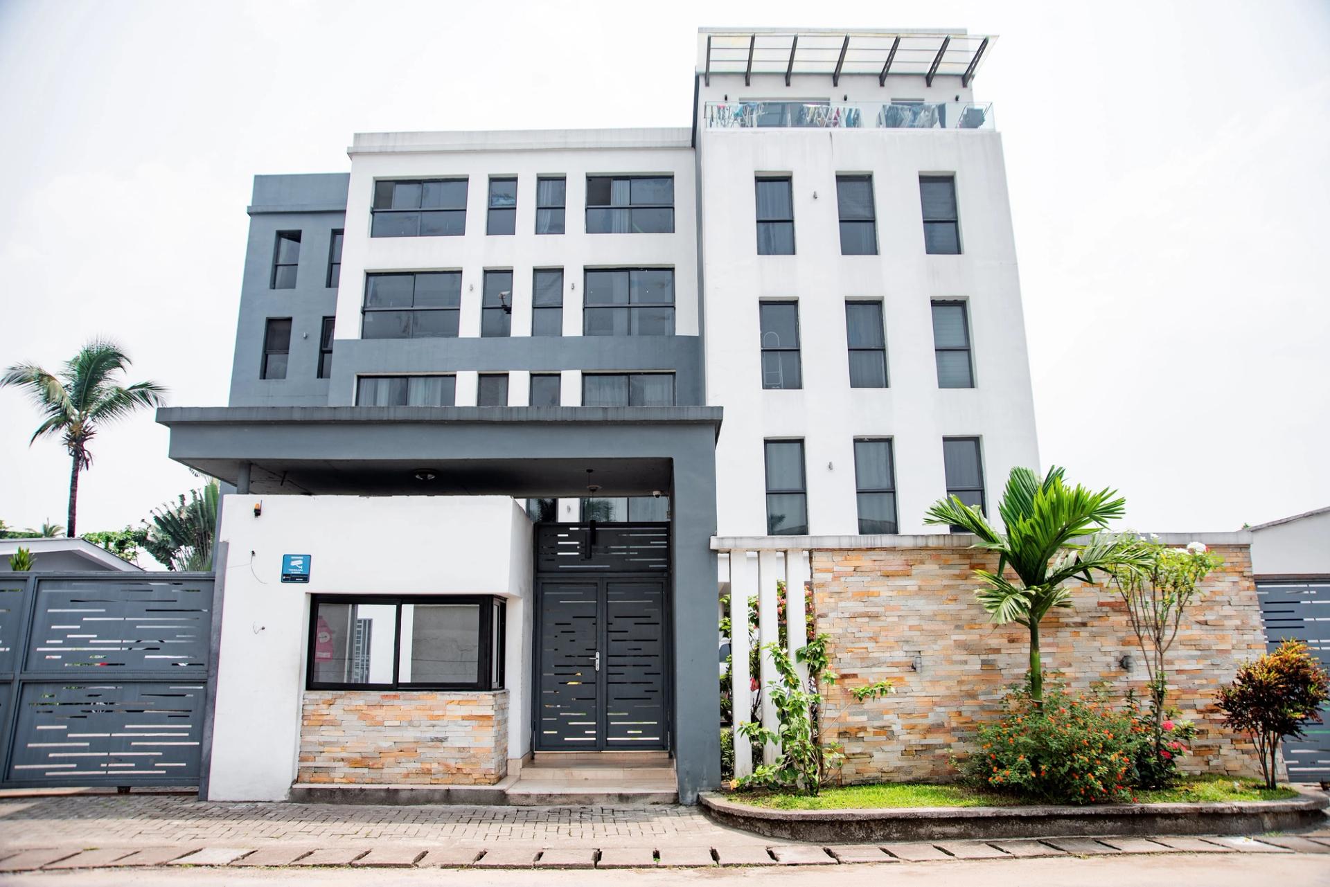 Appartement Bonapriso, appartement meublé, appartement 3 chambres, appartement piscine, appartement domotique, appartement parking sécurisé, appartement location Douala, appartement proche Energy Club Bonapriso.