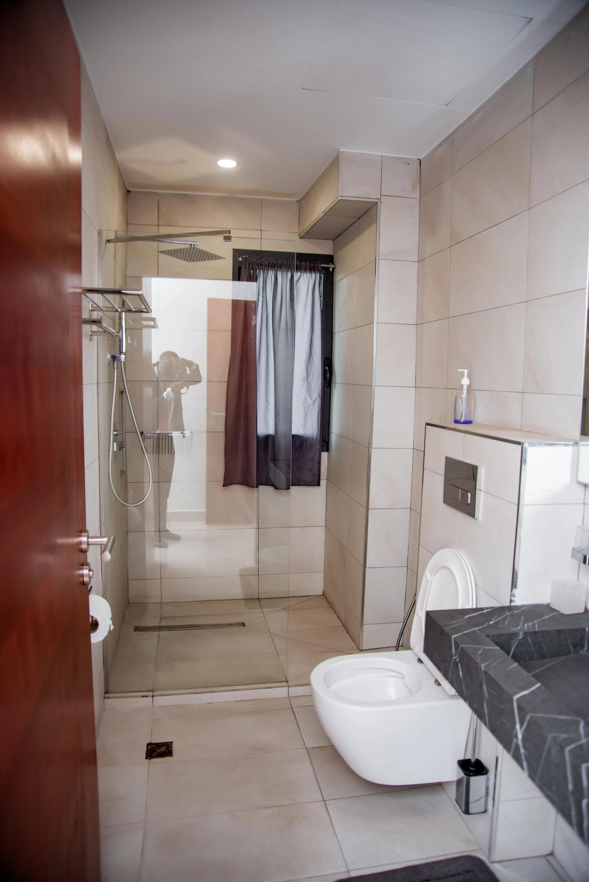 Appartement à louer Bonapriso, appartement meublé, appartement 3 chambres, appartement piscine, appartement domotique, appartement parking sécurisé, appartement location Douala, appartement proche Energy Club Bonapriso.