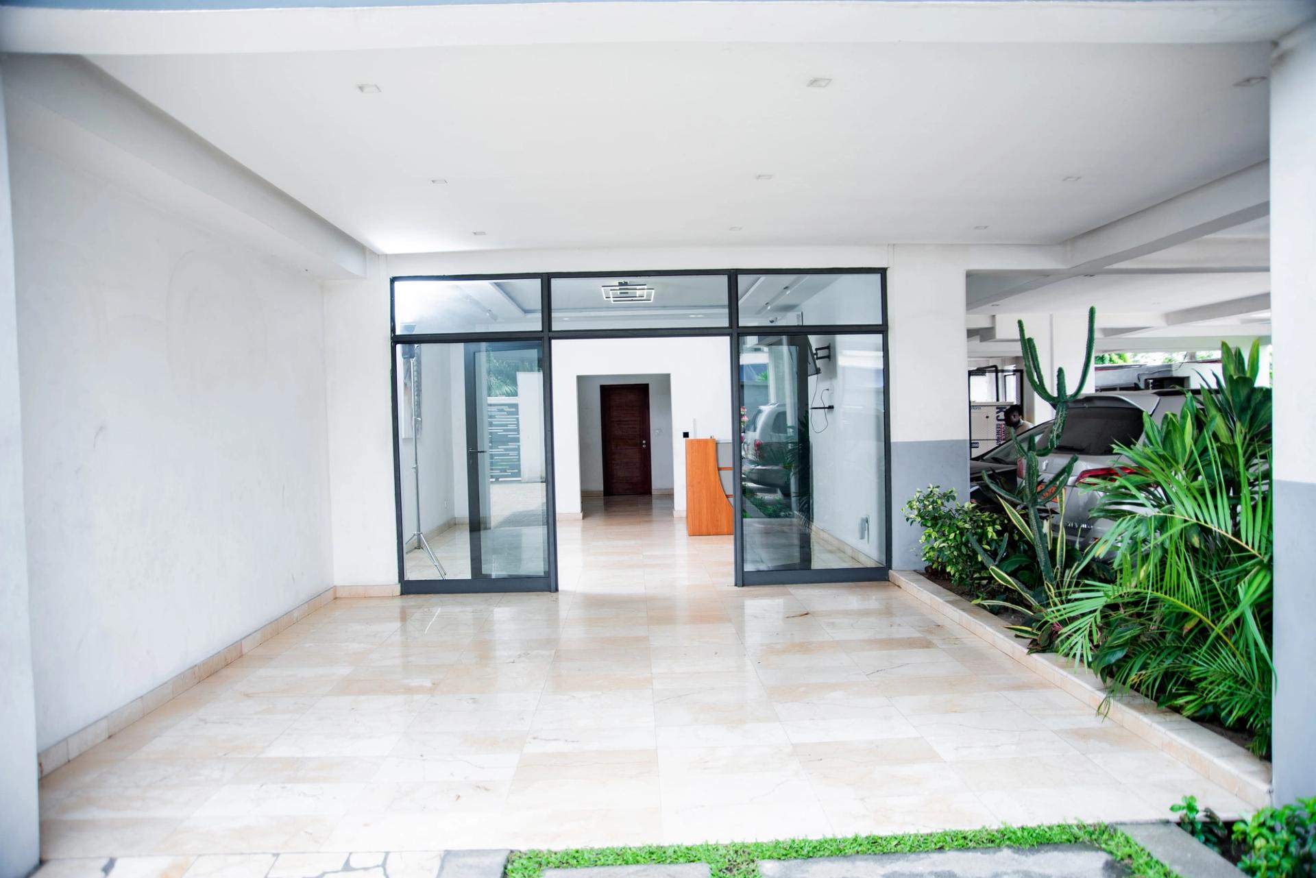 Appartement Bonapriso, appartement meublé, appartement 3 chambres, appartement piscine, appartement domotique, appartement parking sécurisé, appartement location Douala, appartement proche Energy Club Bonapriso.