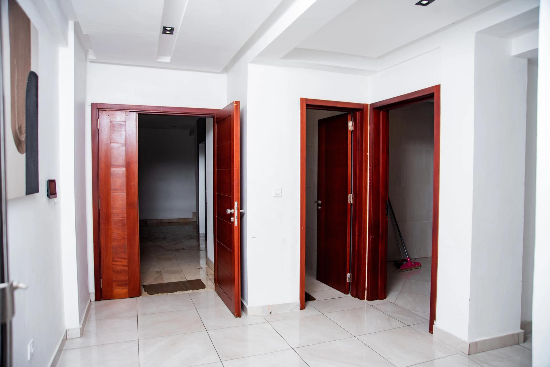 Appartement Bonapriso, appartement meublé, appartement 3 chambres, appartement piscine, appartement domotique, appartement parking sécurisé, appartement location Douala, appartement proche Energy Club Bonapriso.