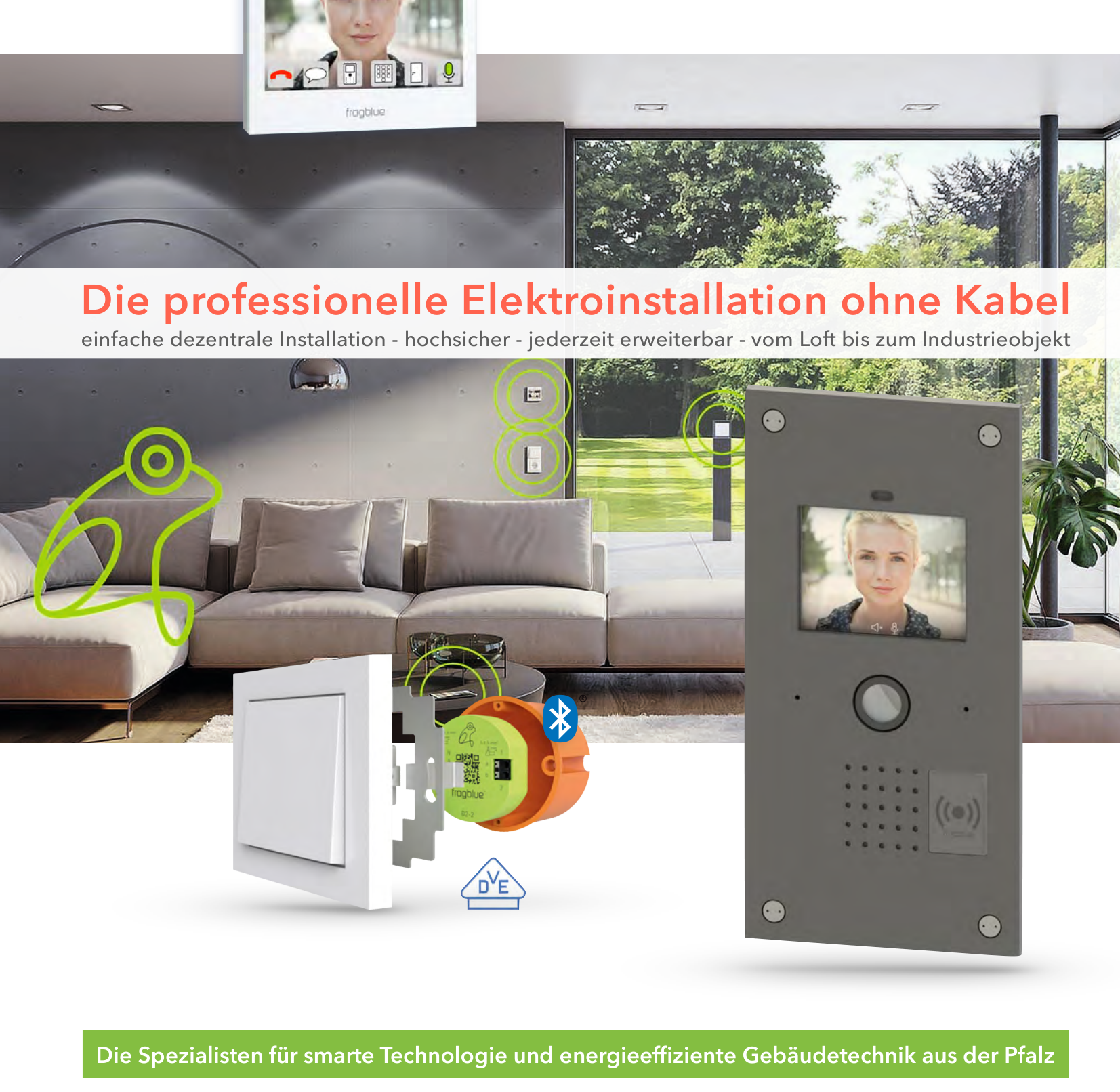 Titel: frogblue Smart Building Technology — Wanddisplay, frog-Modul hinter einem Standard-Lichtschalter und frogTerminal Video-Türstation in einem modernen Wohnraum