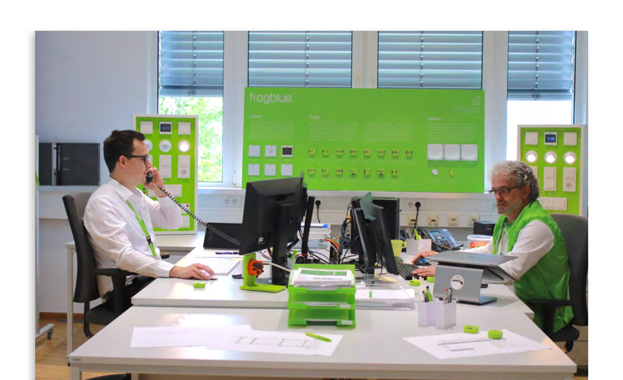 Support-Mitarbeiter im frogblue Büro