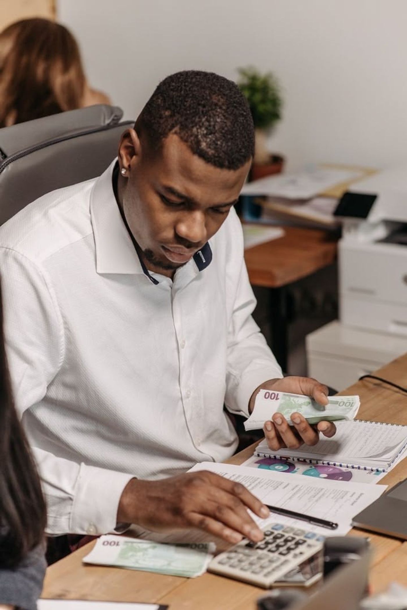 Professionnel comptable examinant des factures et des documents financiers en RDC