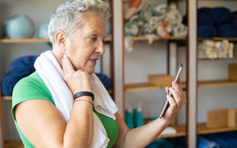 13 Best Activity Trackers for Seniors (Tested & Simple to Use)