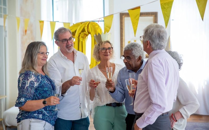 11 Proven Ways to Make Friends While Socializing in Retirement