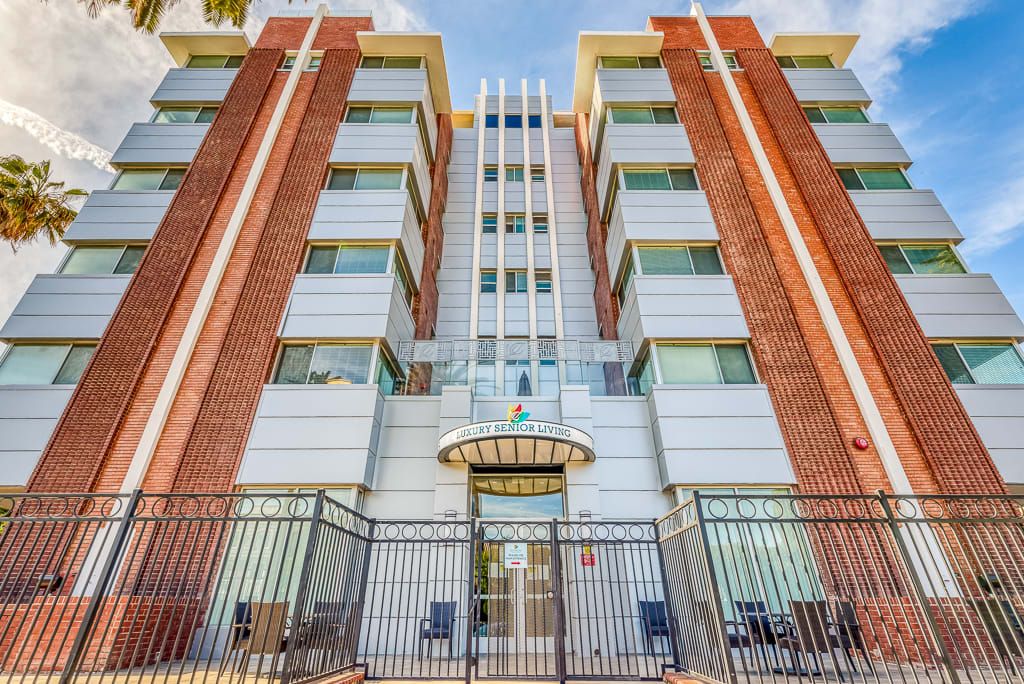 Hollywood Hills Senior Living: Comprehensive Review