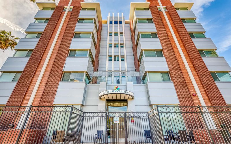 Hollywood Hills Senior Living: Comprehensive Review