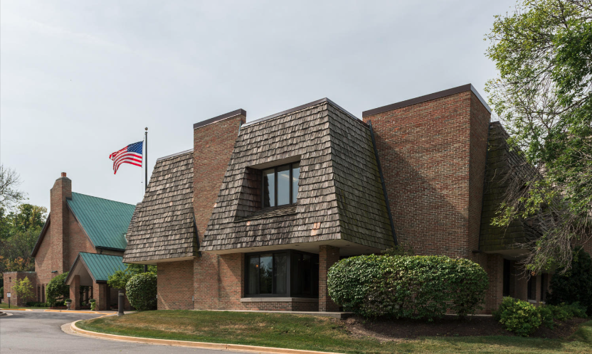 Detailed Review: The Pearl of Hinsdale