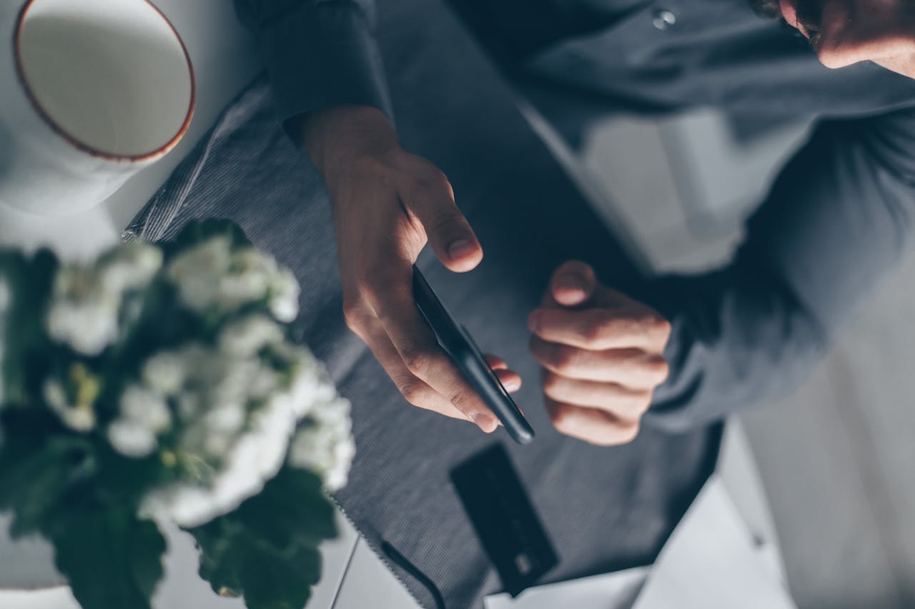 How to Spot a Romance Scammer Before It's Too Late: Expert Safety Guide