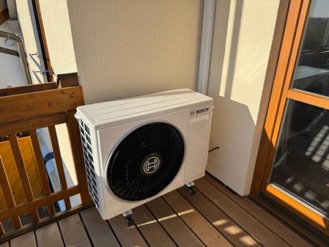 Bosch-Außengerät einer Klimaanlage auf einem Holzbalkon