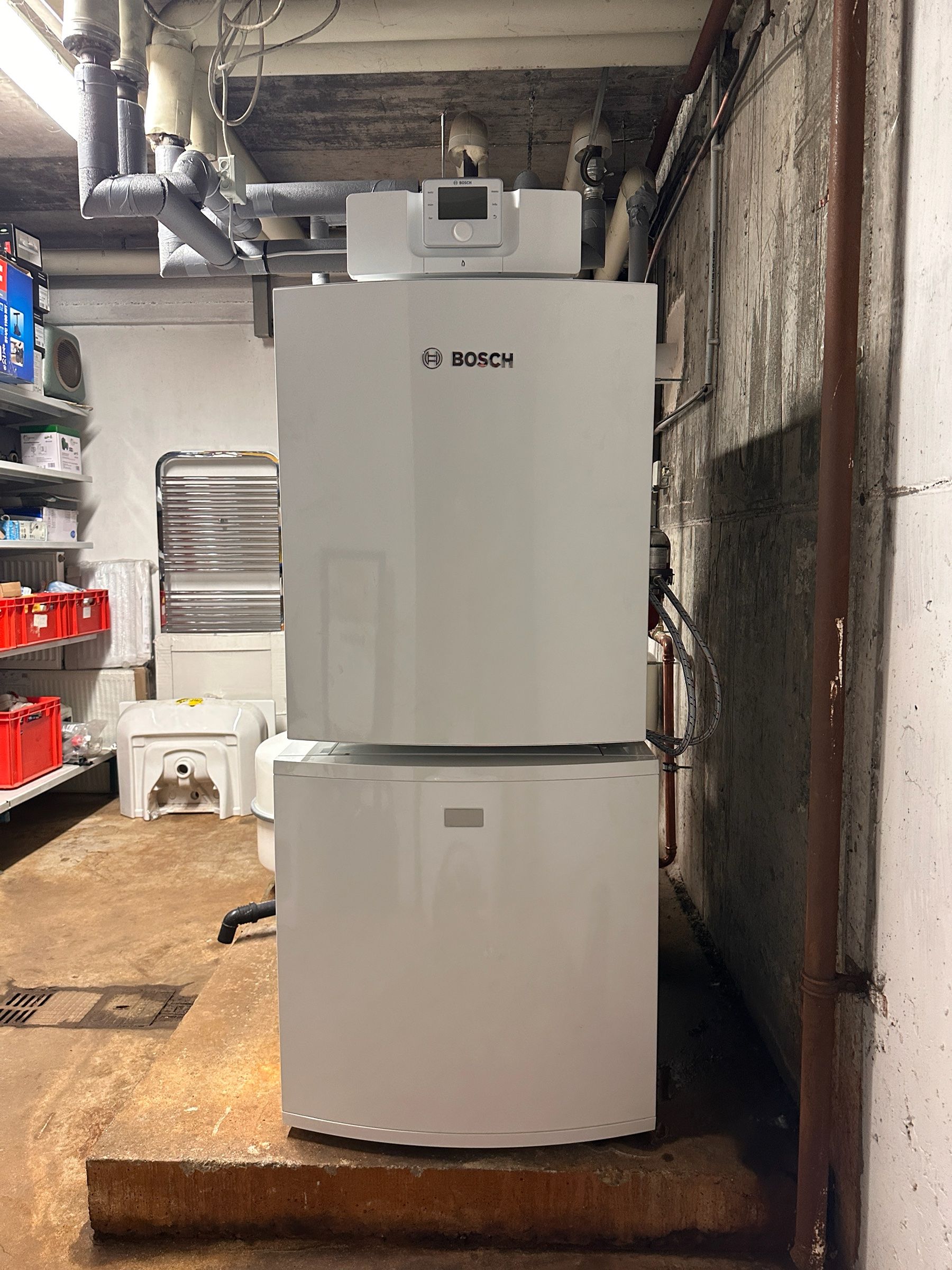 Bosch-Öl-Brennwertkessel in einem Kellerraum
