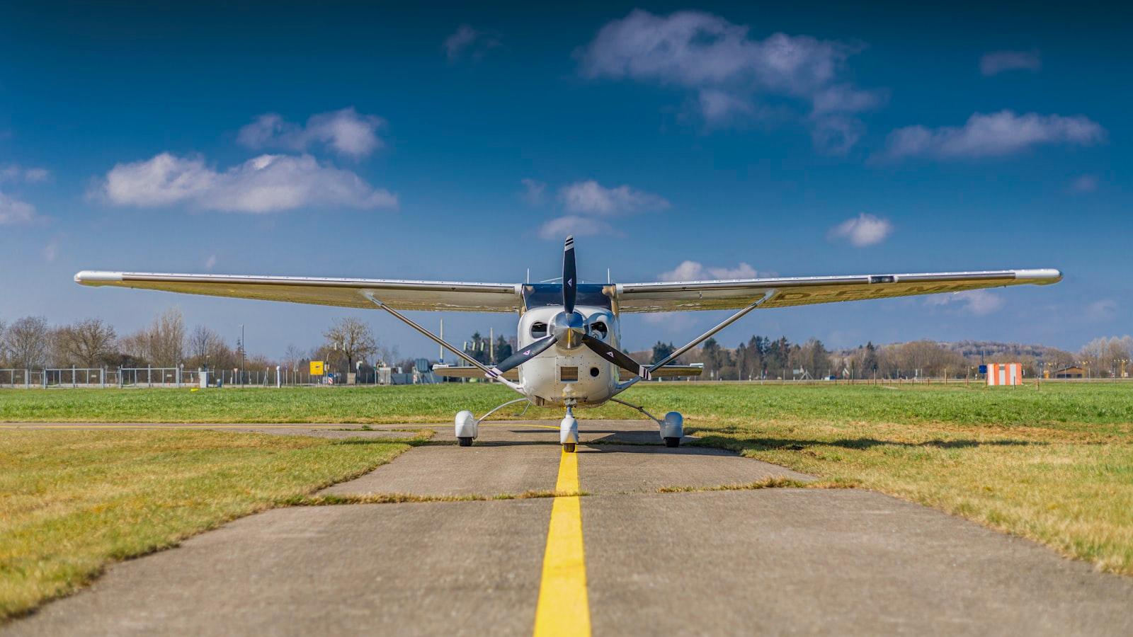 Petit avion stationné sur une piste sous un ciel bleu — illustration du projet PV + BESS de l'Aéroclub Arc