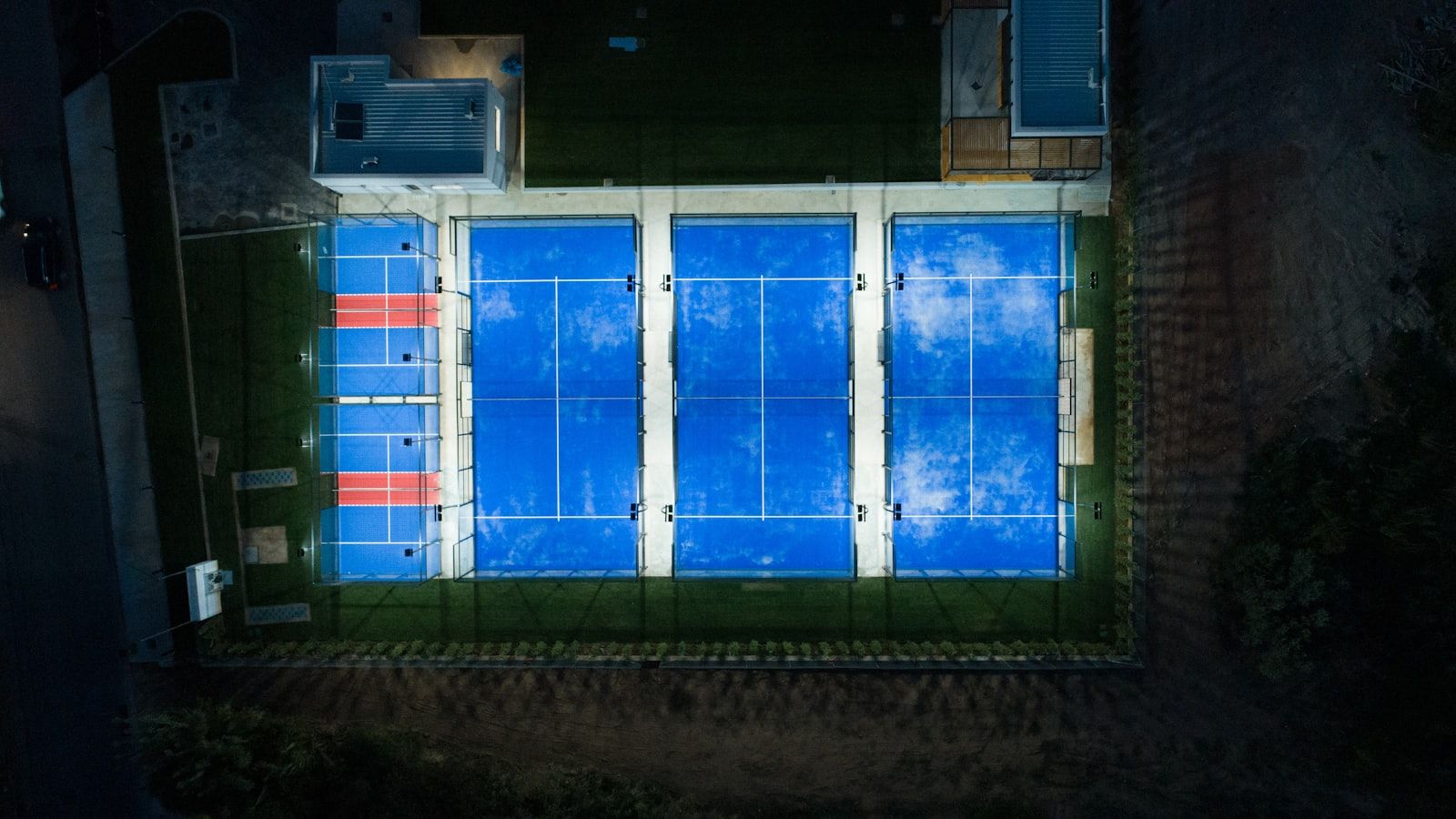 Vue aérienne d'un court éclairé la nuit — illustration du défi énergétique d'un centre de Padel à éclairage intensif