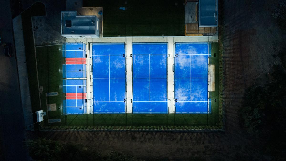 Vue aérienne d'un court éclairé la nuit — illustration du défi énergétique d'un centre de Padel à éclairage intensif