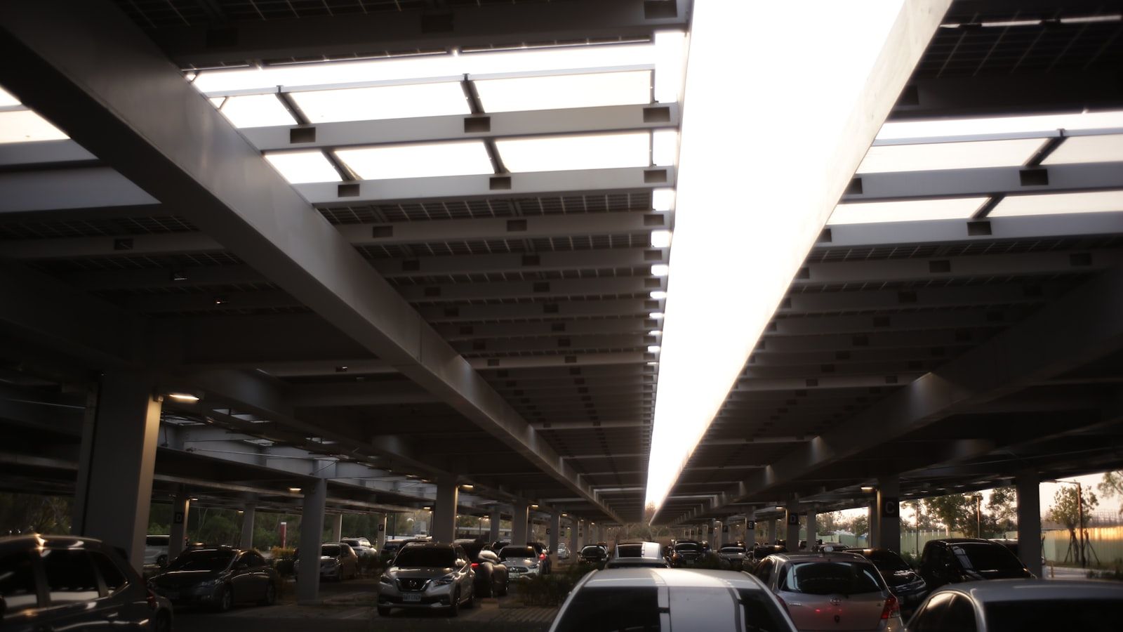 Ombrière photovoltaïque au-dessus du parking d'un hôtel — illustration d'un projet conforme à la loi APER