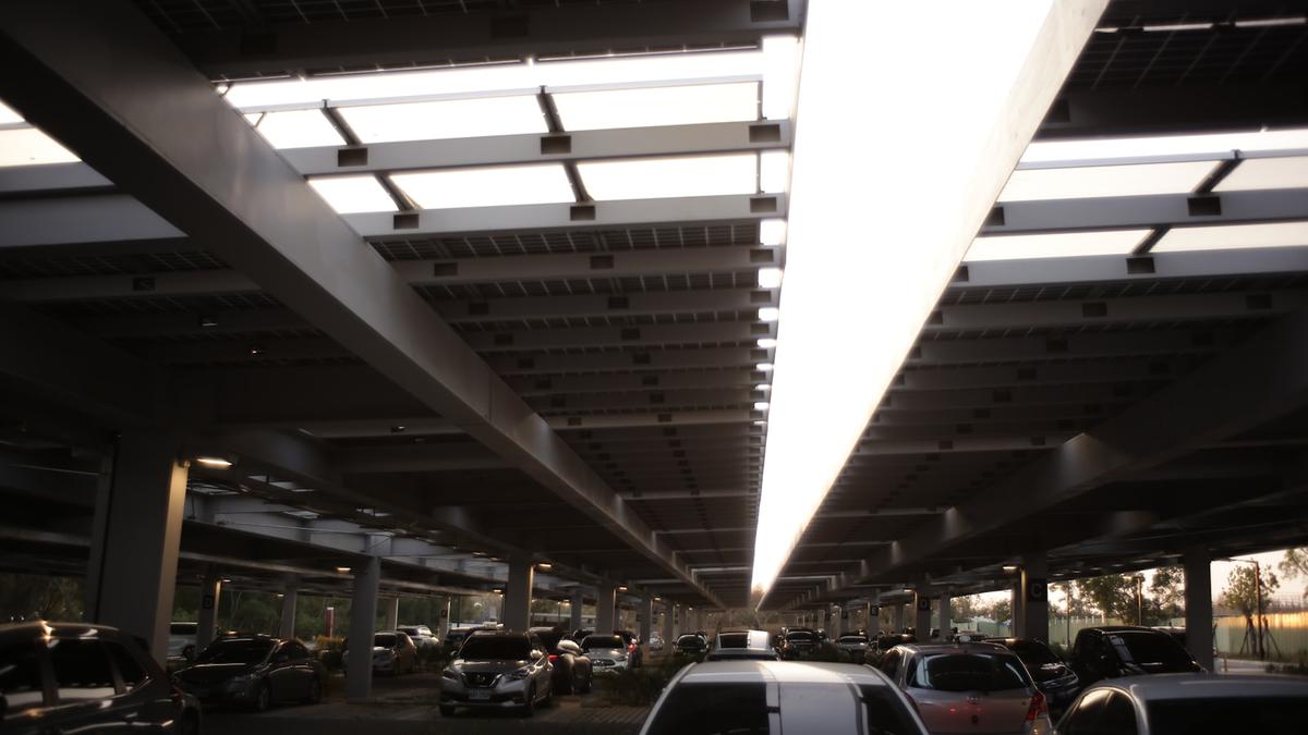 Ombrière photovoltaïque au-dessus du parking d'un hôtel — illustration d'un projet conforme à la loi APER