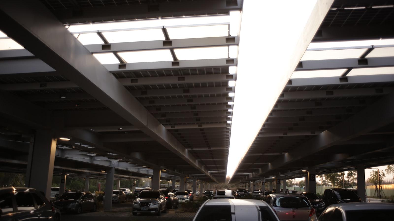 Ombrière photovoltaïque au-dessus du parking d'un hôtel — illustration d'un projet conforme à la loi APER