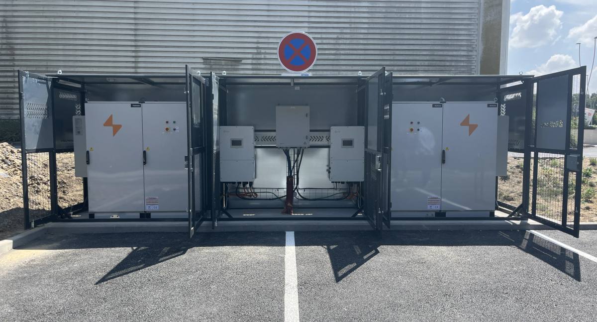 2 unités BESS Battwoo avec 2 onduleurs Solis installés sous un Shelter chez Padel Horizon Lomme