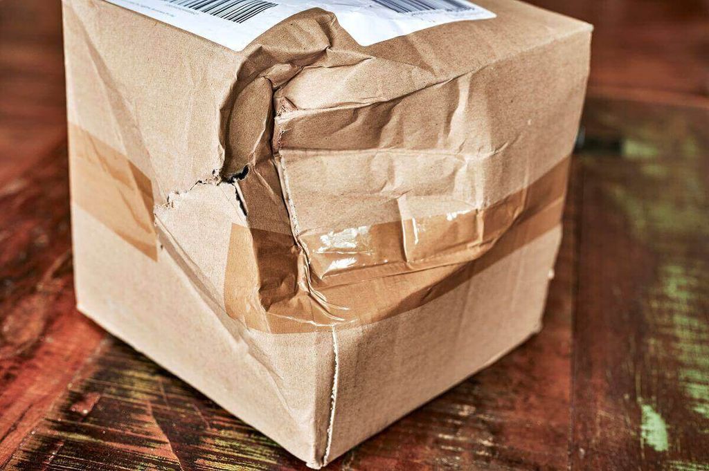 caja dañada en la esquina