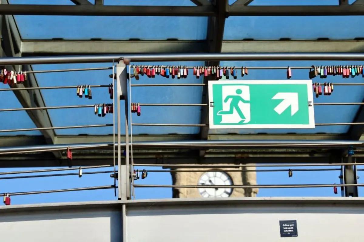 Señales de protección civil por familia de la norma