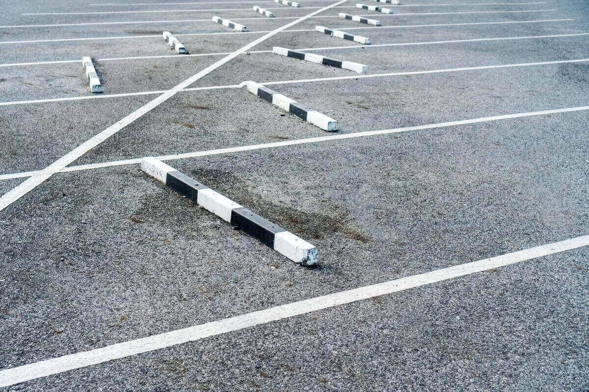 ¿Cómo Colocar Topes de Caucho en Estacionamiento en Diagonal?