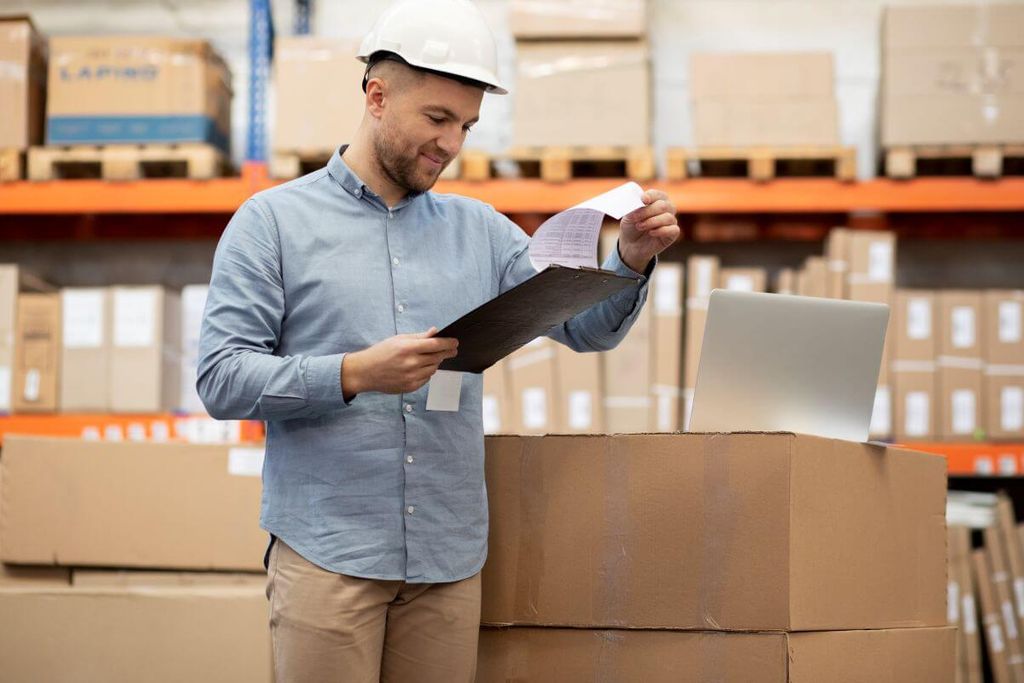 hombre revisando documentos en almacen