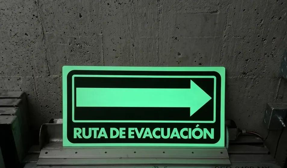 Señal fotoluminiscente de ruta