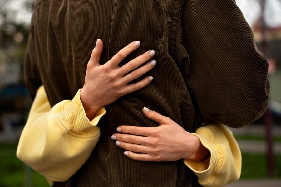Dos personas dandose un abrazo