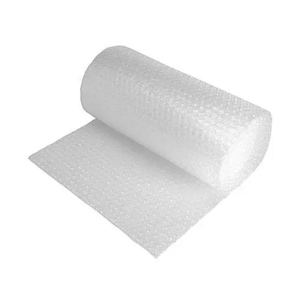 Rollo de plástico de burbujas transparente parcialmente desenrollado sobre fondo blanco