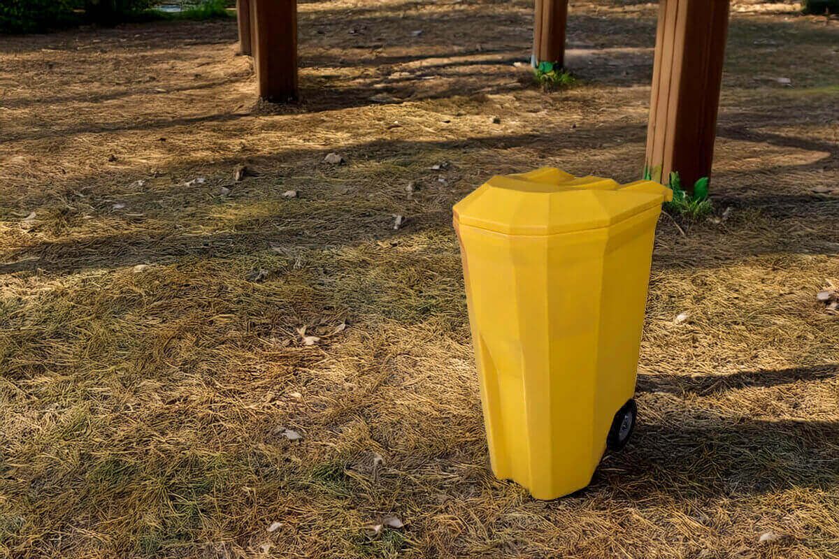 Contenedor Shell 380 Lts amarillo en un parque