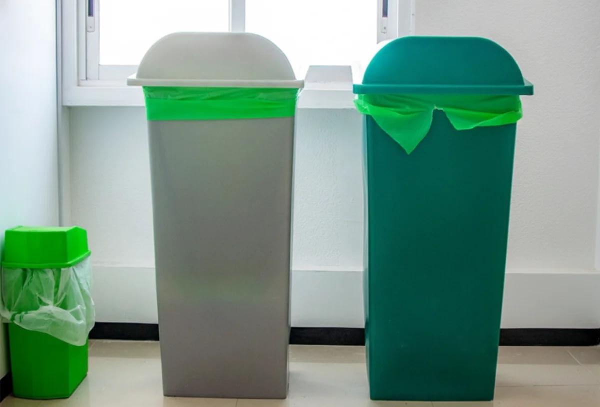 contenedores de basura en casa