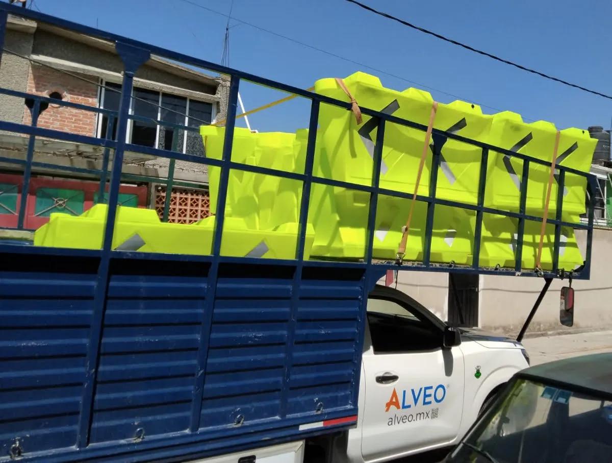 Camioneta de Alveo con Barrera Ray verde limón apilada en su redila