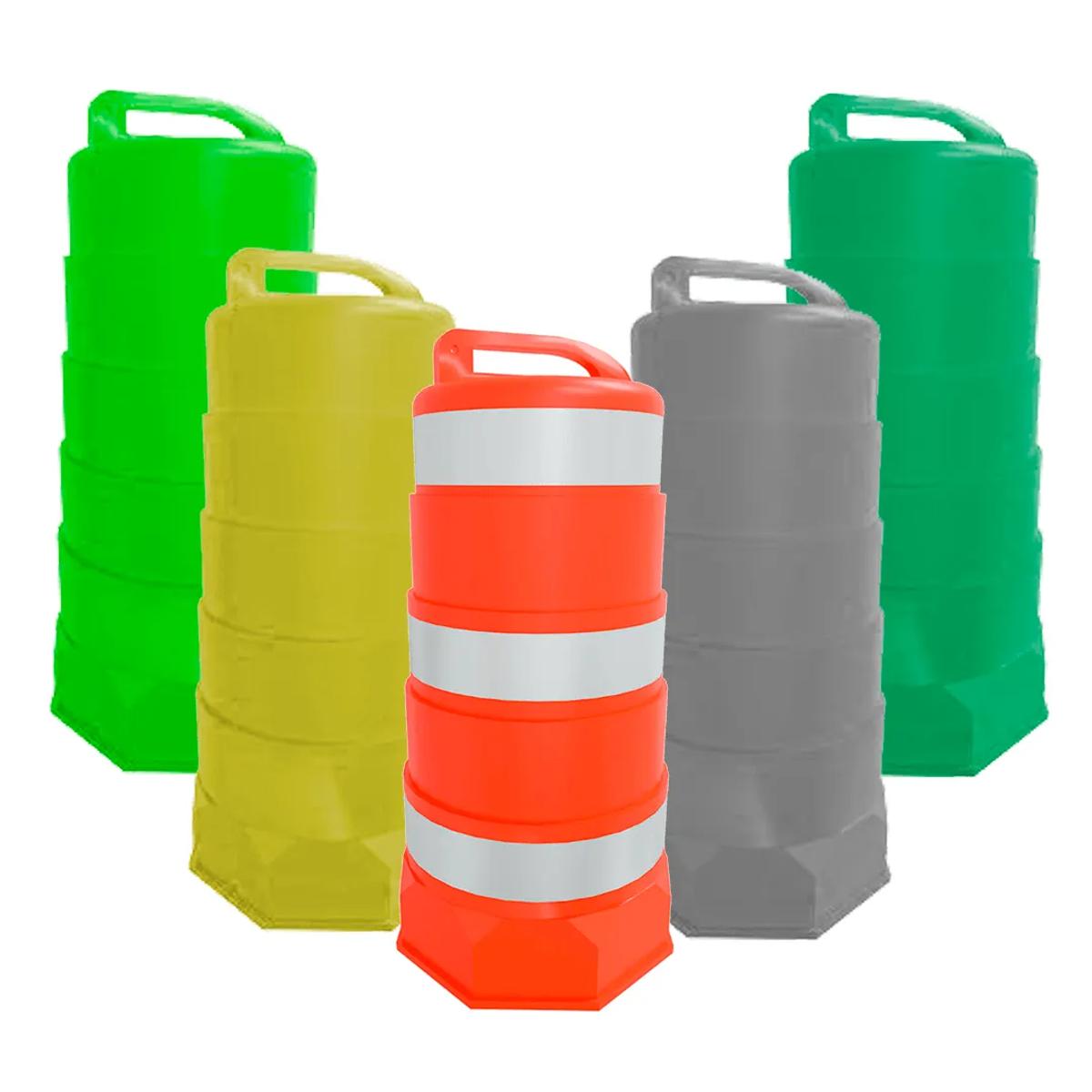 Cinco trafitambos de colores (verde, amarillo, naranja con tres bandas reflejantes, gris y verde) sobre fondo blanco