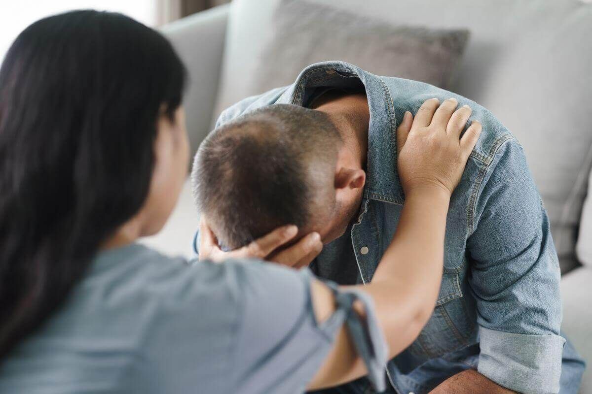 persona tomando del hombro a un hombre
