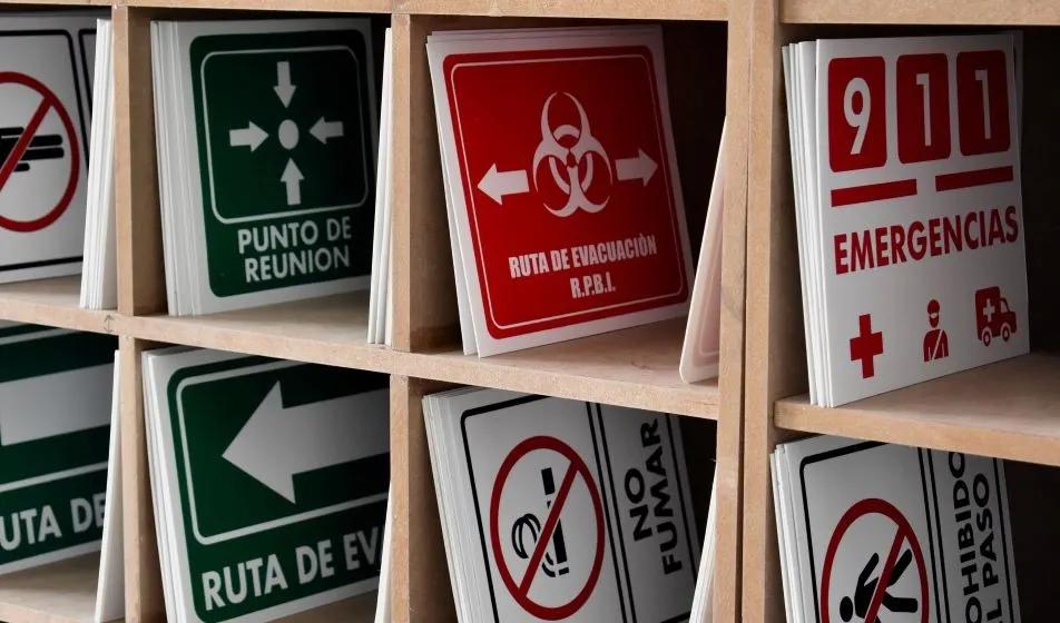 Señalamiento de seguridad de protección civil